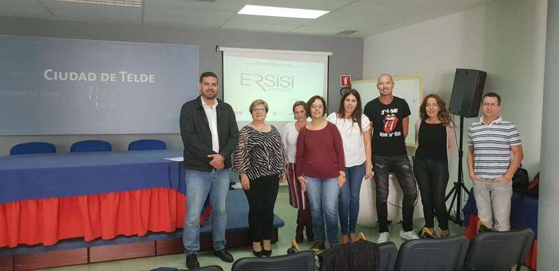 El concejal Diego Ojeda, la ponente del curso y personal municipal (Foto TA)